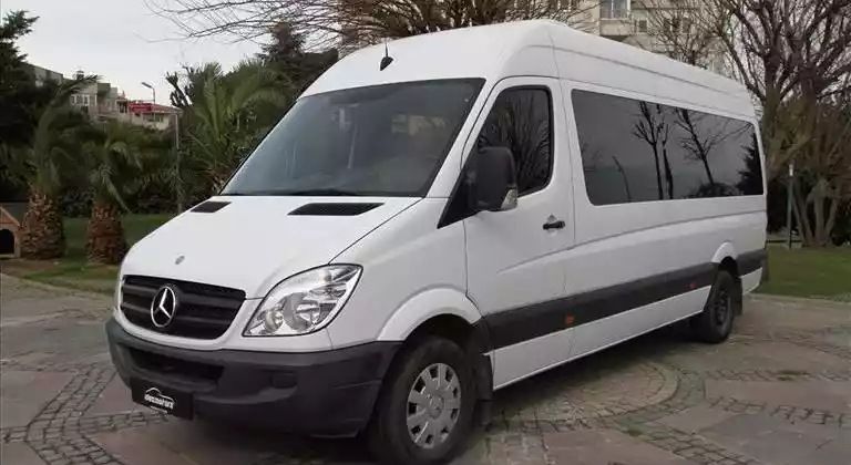 Beyaz Mercedes Sprinter