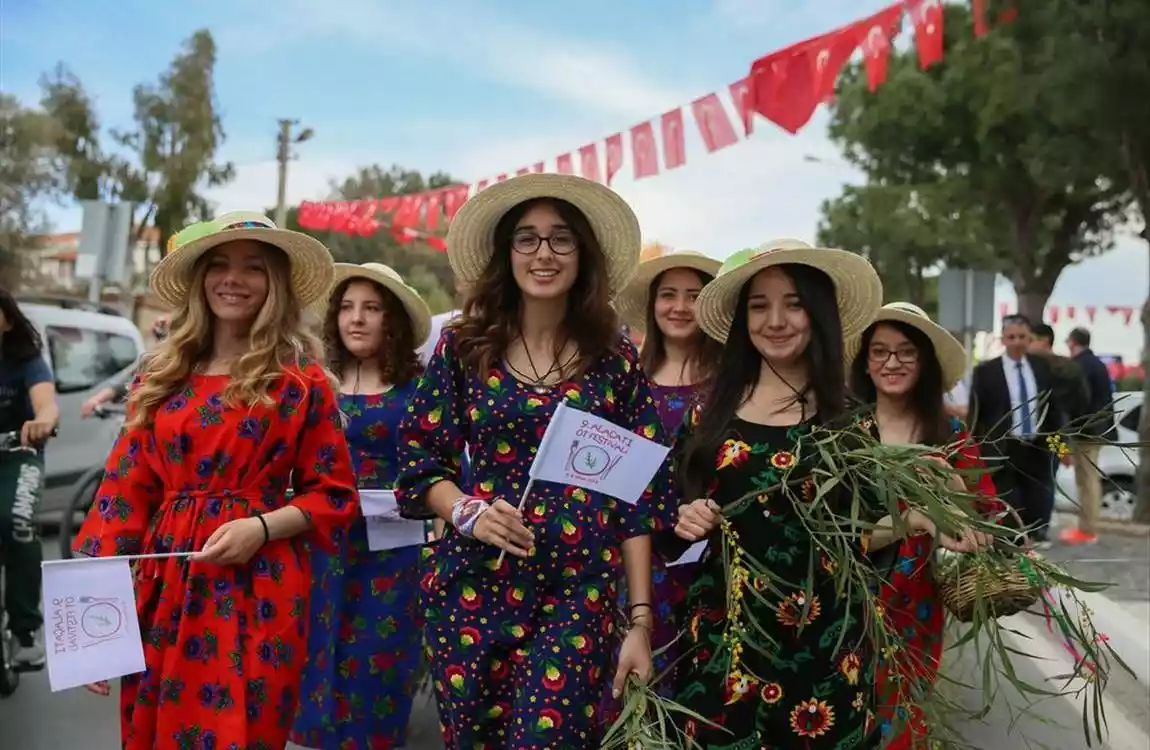 Alaçatı Ot Festivali Turu   2 Gece Otel Konaklamalı 