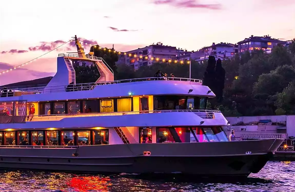 Teknede Boğaz Turu İle İftar Programı